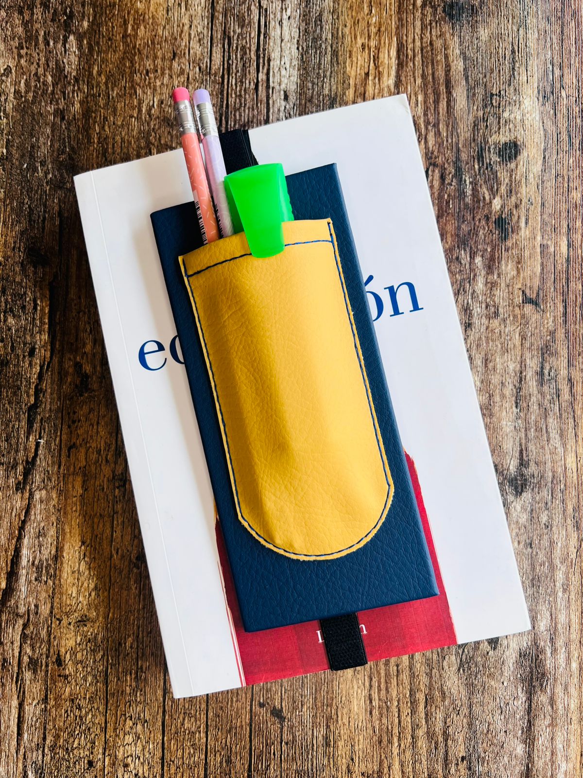 Portada: Separador de Página - Cuero - Azul Oscuro y Amarillo